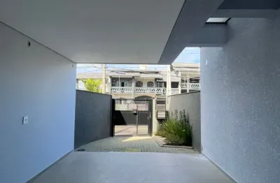 Lindíssimo sobrado geminado, localizado no bairro santo antônio.