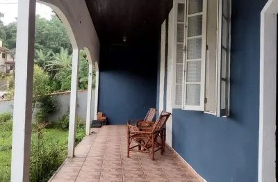 Casa ampla em fase de averbação, de alvenaria, em terreno alto, livre de alagamentos no bairro petrópolis!
