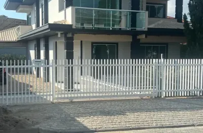 Casa com 3 suítes piscina moveis sob medida localizado no bairro iririu.