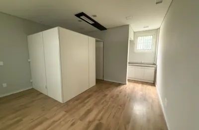 Alugo lindíssima sala comercial em galeria com excelente localização no bairro glória