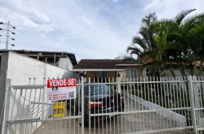 Casa escriturada e averbada com 5 quartos e edícula localizado no bairro bom retiro