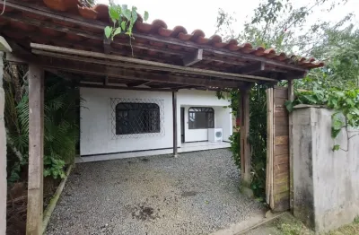 Casa com 3 quartos em um grande terreno localizado no bairro aventureiro!