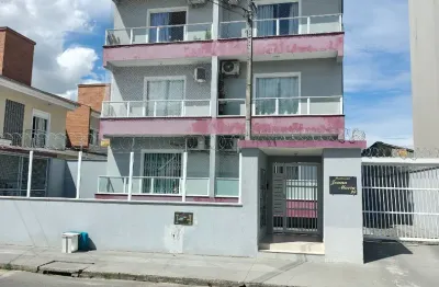 Apartamento Com 1 Suíte + 2 Quartos, Sacada Com Churrasqueira localizado no bairro Iririú!