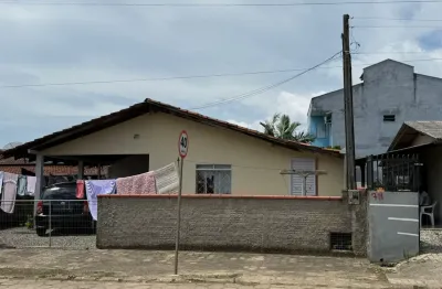 Casa bem próxima a Praia com 1 Suíte + 2 Dormitórios localizado Em Barra Velha!