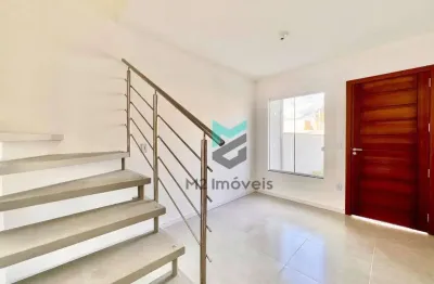 Encantadora casa de 2 quartos localizada no bairro da itoupava central, com 02 vagas de garagem e amplo terreno aos fundos.