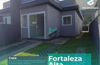 Casa térrea com 2 quartos e terreno gramado nos fundos