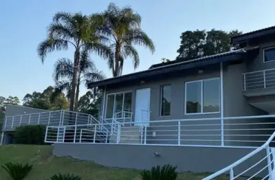 Casa de alto padrão em condomínio na serra dos lagos em cajamar-sp: 3 quartos, 3 suítes, 1 banheiro, 4 vagas, 270m².