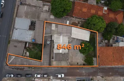 Casa à venda com três quartos e salão comercial no bairro poção