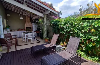 Casa a venda e locação no condomínio Chácara das Paineiras II na Granja Viana - Batelli Imóveis