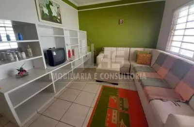 Casa para locação contendo 3 quartos sendo 2 suítes.