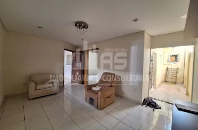 Casa à venda contendo 3 quartos sendo 1 suíte no jardim lavínia.