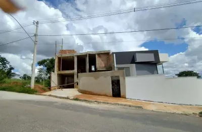 Linda casa de 03 quartos no bairro tiradentes em betim