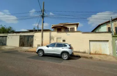 Excelente casa em lote 400 metros na melhor localizaa‡aƒo do bairro trašs barras em contagem