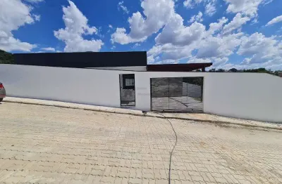 Excelente casa 03 quartos com suate no bairo tropical em contagem
