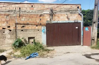 Casa independente com outra construa‡aƒo aguardando acabamento.