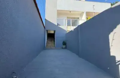 Linda casa geminada 03 quartos com suate no bairro niteroi em betim