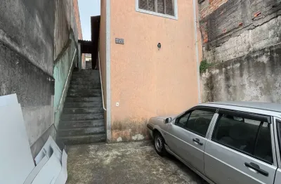 Casa térrea com excelente distribuição e boa localização no bairro jardim revista.