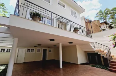Aconchegante casa em condomínio para venda com 4 quartos, sendo 4 suítes, 329m²