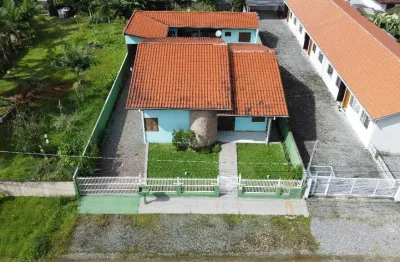 Casa com 3 quartos, amplo terreno, piscina e edícula, para venda no bairro itapoá anexo b1, localizado na cidade de itapoá/sc