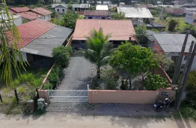 Casa espaçosa com amplo terreno para venda no balneário praia dos veleiros, localizado na cidade de itapoá/sc.