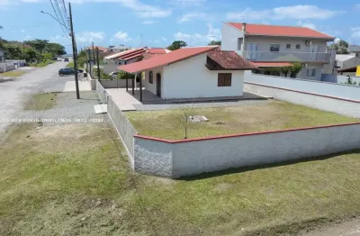Casa de esquina para venda na barra do saí, localizado na cidade de itapoá / sc.