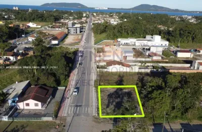 Terreno limpo de esquina em frente ao asfalto no balneário brandalize, localizado na cidade de itapoá / sc.
