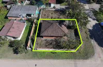 Casa em amplo terreno de esquina para venda no bairro barra do saí, localizado na cidade de itapoá / sc.