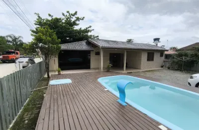 Casa de esquina com piscina para venda no balneário santa clara, itapoá / sc.