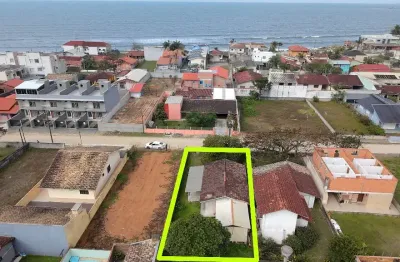 Casa com amplo terreno a apenas 150 mts da praia no balneário brasília, localizado na cidade de itapoá/sc.