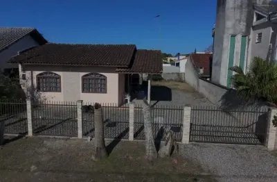 Casa com amplo terreno para venda no bairro barra do saí, localizado na cidade de itapoá / sc.