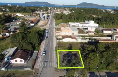 Terreno limpo de esquina em frente ao asfalto no balneário brandalize, localizado na cidade de itapoá / sc.