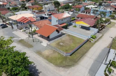 Casa de esquina a apenas 250 metros da praia com localização privilegiada na barra do sai, itapoá-sc.