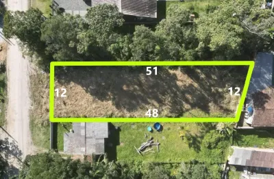 Terreno gigante com 594m², limpo, aterrado, face norte, pronto para construir e localizado a apenas 700 mts de distância da praia.