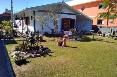 Casa a apenas 350 mts da praia com amplo espaço de terreno, balneário paese, centro de itapoá/sc