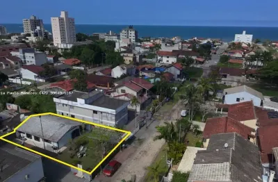 Casa  com 4 quartos, apenas 350 mts da praia com amplo espaço de terreno, balneário paese, centro de itapoá/sc