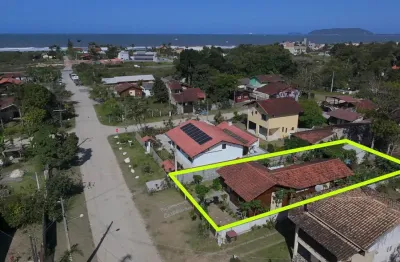 Casa a apenas 300 mts do mar para venda no balneário praia das palmeiras, localizado na cidade de itapoá / sc.
