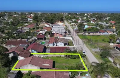 Casa com amplo espaço de terreno para venda no balneário praia das palmeiras, localizado na cidade de itapoá / sc.