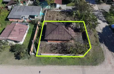 Casa em AMPLO terreno de Esquina para Venda no bairro BARRA DO SAÍ, localizado na cidade de Itapoá / SC.