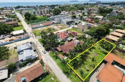 Terreno amplo e pronto para construir no CENTRO ideal para quem busca espaço para construir em Itapoá-SC