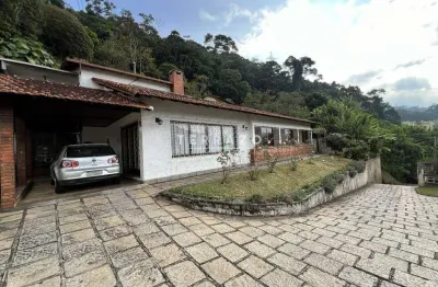 Casa fora de condominio com 06 quartos, 02 suítes e amplo quintal - barra do imbuí - teresópolis/rj