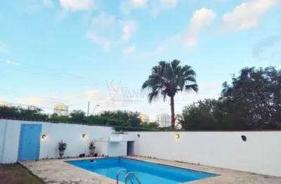 Linda casa com piscina, em condomínio fechado no parque residencial aquarius