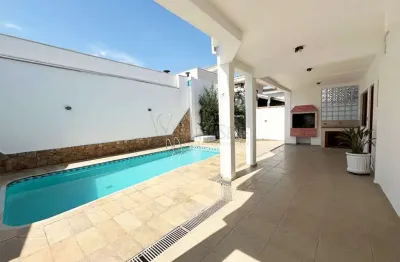 Luxuosa casa em condomínio no jardim das colinas, 4 suites, piscina!!!