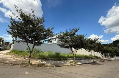 Terreno de esquina à venda no residencial portal da água branca com 271 m² de área total.