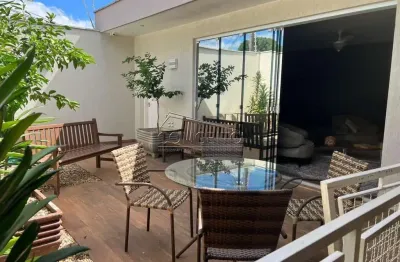 Casa térrea à venda no centro de piracicaba-sp com 300,64 m² | 3 suítes e 2 vagas de garagem cobertas.