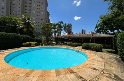 Casa térrea à venda no centro com 376 m² | 3 suítes, amplo quintal e 6 vagas de garagem, sendo 2 cobertas.