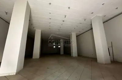 Salão comercial para locação com 625m² de área útil.