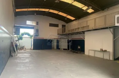 Barracão à venda no bairro piracicamirim com 230 m² | 2 salas, 3 banheiros e 3 vagas de estacionamento.
