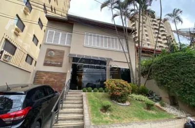 Casa comercial à venda no centro com 86,54 m² | 3 dormitórios com armários e 2 vagas de garagem.