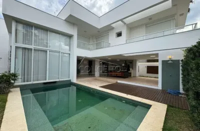 Sobrado de alto padrão para locação no condomínio alphaville piracicaba com 373,43 m² | 4 suítes com closet e sacada, 2 vagas de garagem cobertas.