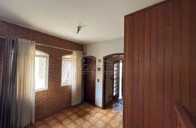 Sobrado à venda no centro de araras com 355 m² | 5 dormitórios, sendo 3 suítes, edícula e 5 vagas de garagem.